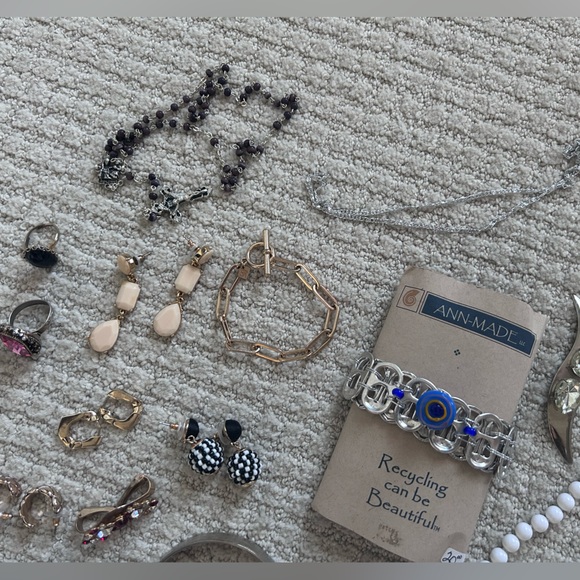 Miscellaneous Lot of Various Vintage & Modern Costume Jewelry Gold/Silver Tone - Picture 2 of 8